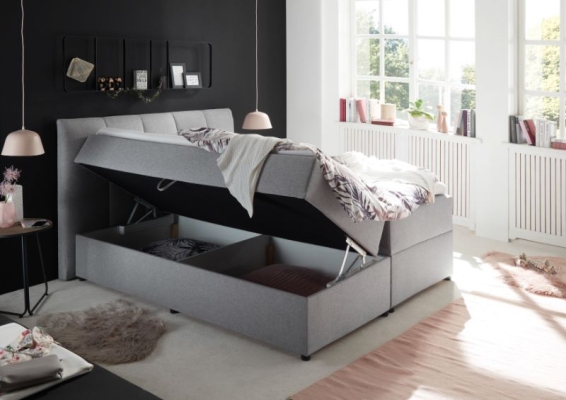 Tissu gris clair avec coffre ouvert